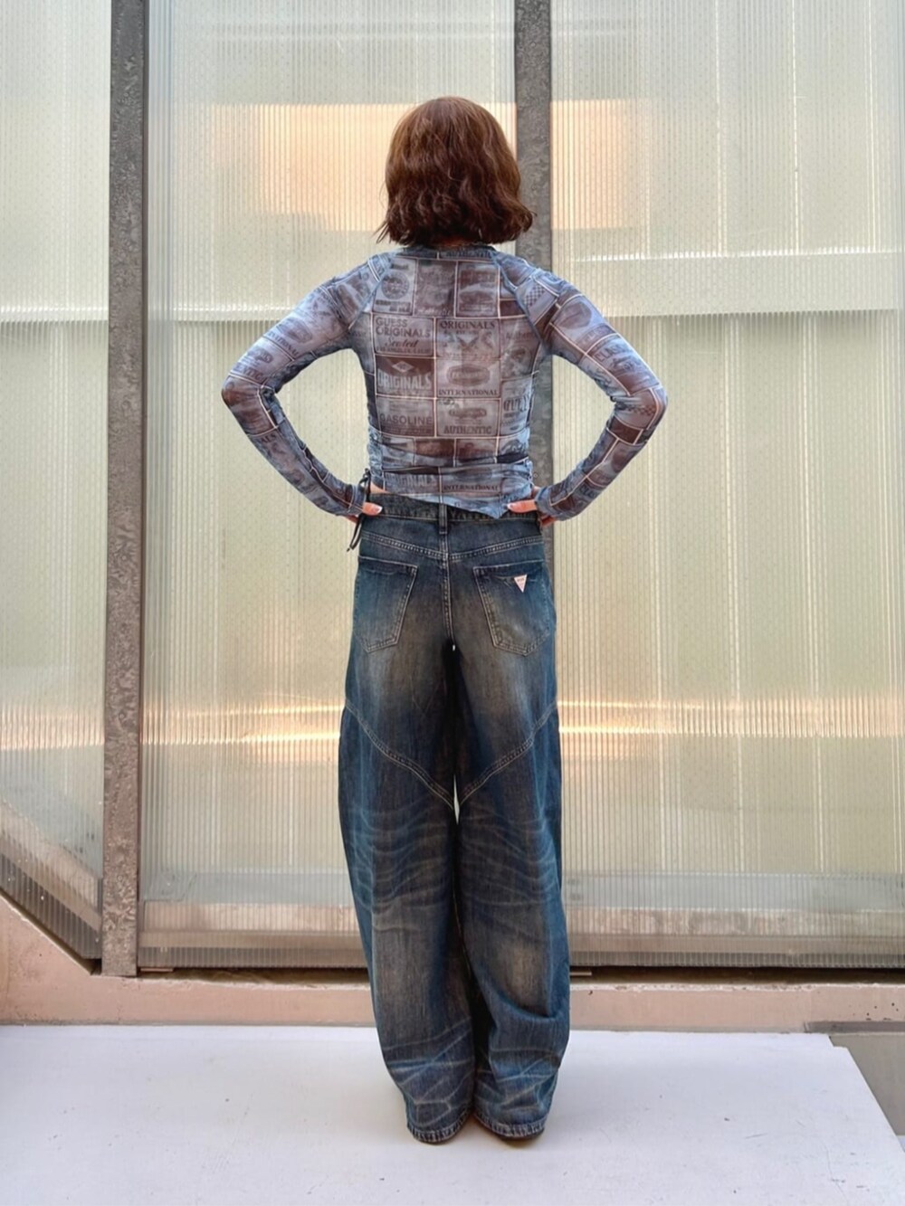 ブルー系のデニムパンツ、ブルー系のTシャツ/カットソーを着用したレディースの秋コーディネートの2枚目の写真