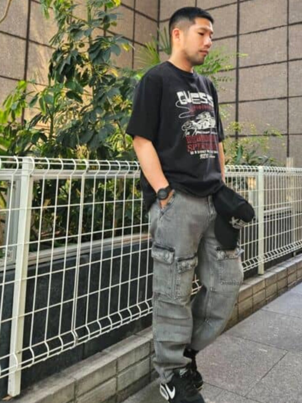 ブラック系のTシャツ/カットソー、グレー系のデニムパンツ、ブラック系のキャップを着用したメンズの夏コーディネートの3枚目の写真