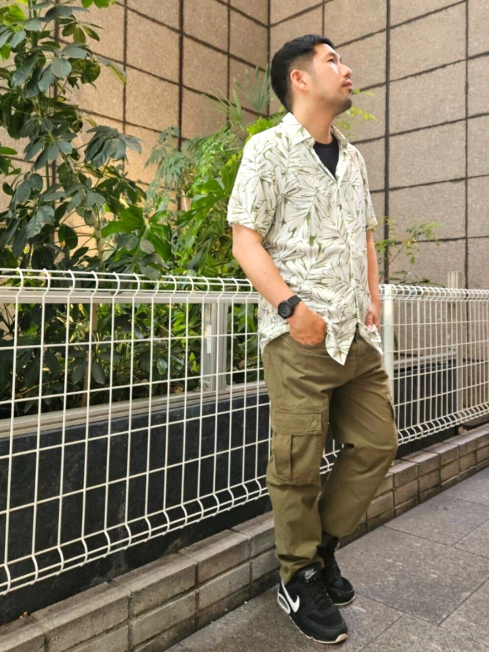 グリーン系のシャツ/ブラウス、グリーン系のカーゴパンツを着用したメンズの夏コーディネートの3枚目の写真