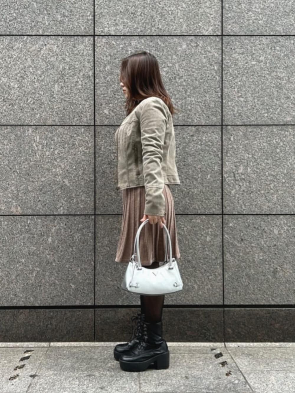 ベージュ系のノーカラージャケット、ベージュ系のワンピース、シルバー系のショルダーバッグを着用したレディースの秋コーディネートの3枚目の写真