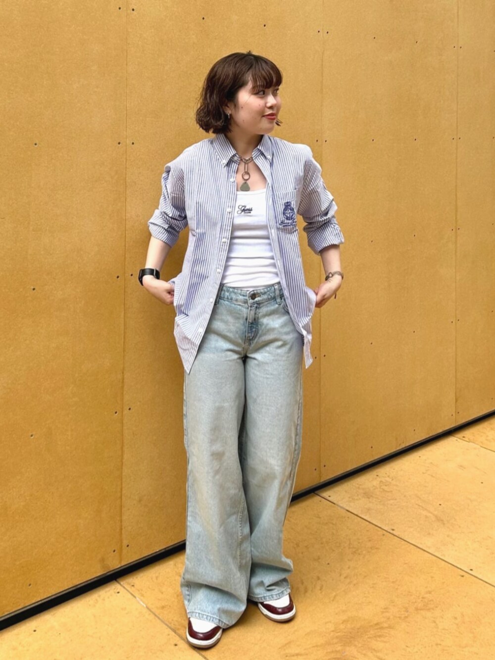 ブルー系のシャツ/ブラウス、ホワイト系のタンクトップ、ブルー系のデニムパンツを着用したレディースの夏コーディネートの4枚目の写真