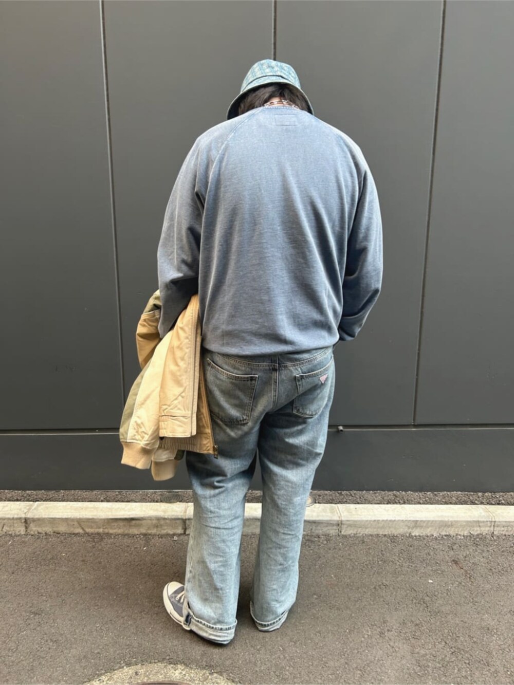 ブルー系のデニムパンツ、ベージュ系のその他アウター、ブルー系のスウェットを着用したメンズの秋コーディネートの5枚目の写真