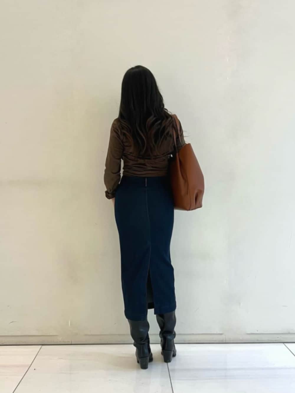 ブラウン系のトートバッグ、ブラウン系のシャツ/ブラウス、ブルー系のワンピースを着用したレディースの冬コーディネートの2枚目の写真