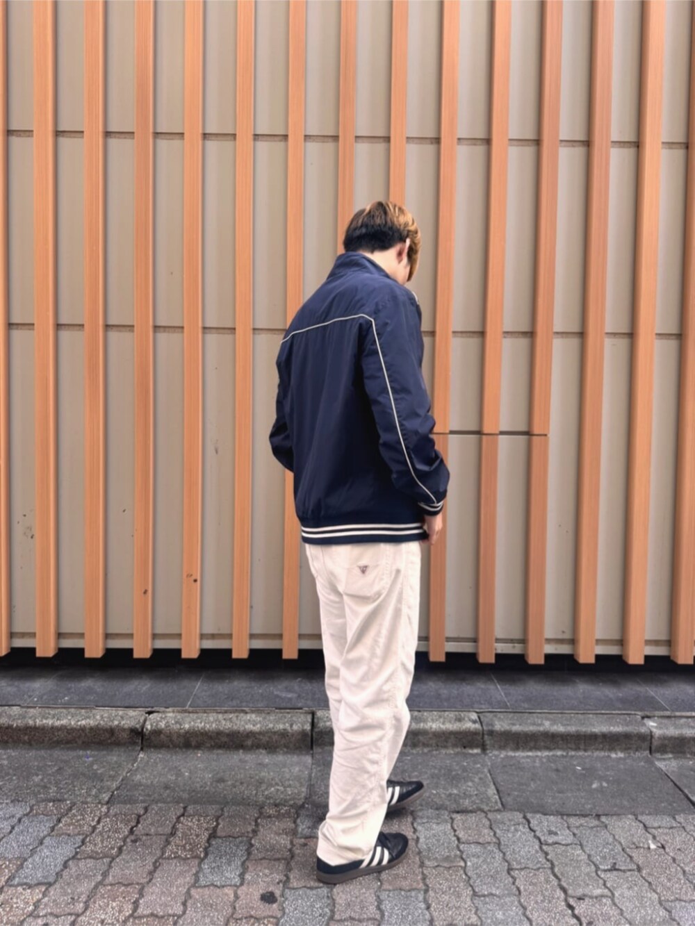 ブルー系のその他アウターを着用したメンズの秋コーディネートの2枚目の写真