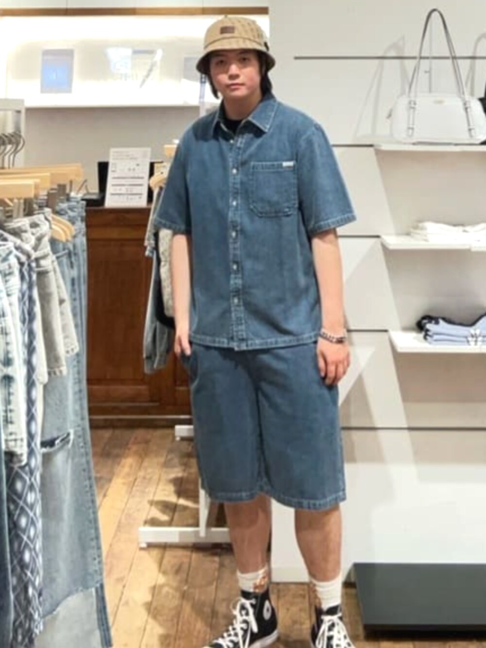 ブルー系のデニムパンツ、ブルー系のシャツ/ブラウス、ベージュ系のハットを着用したメンズの夏コーディネートの4枚目の写真