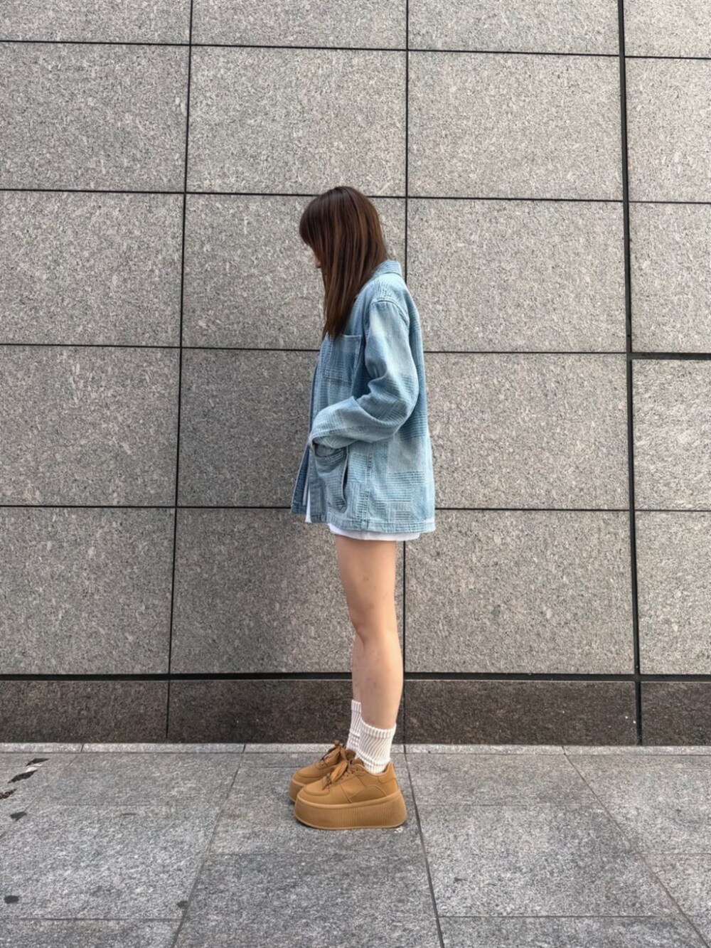 ブルー系のデニムパンツ、ホワイト系のTシャツ/カットソー、ブルー系のデニムジャケットを着用したレディースの秋コーディネートの3枚目の写真