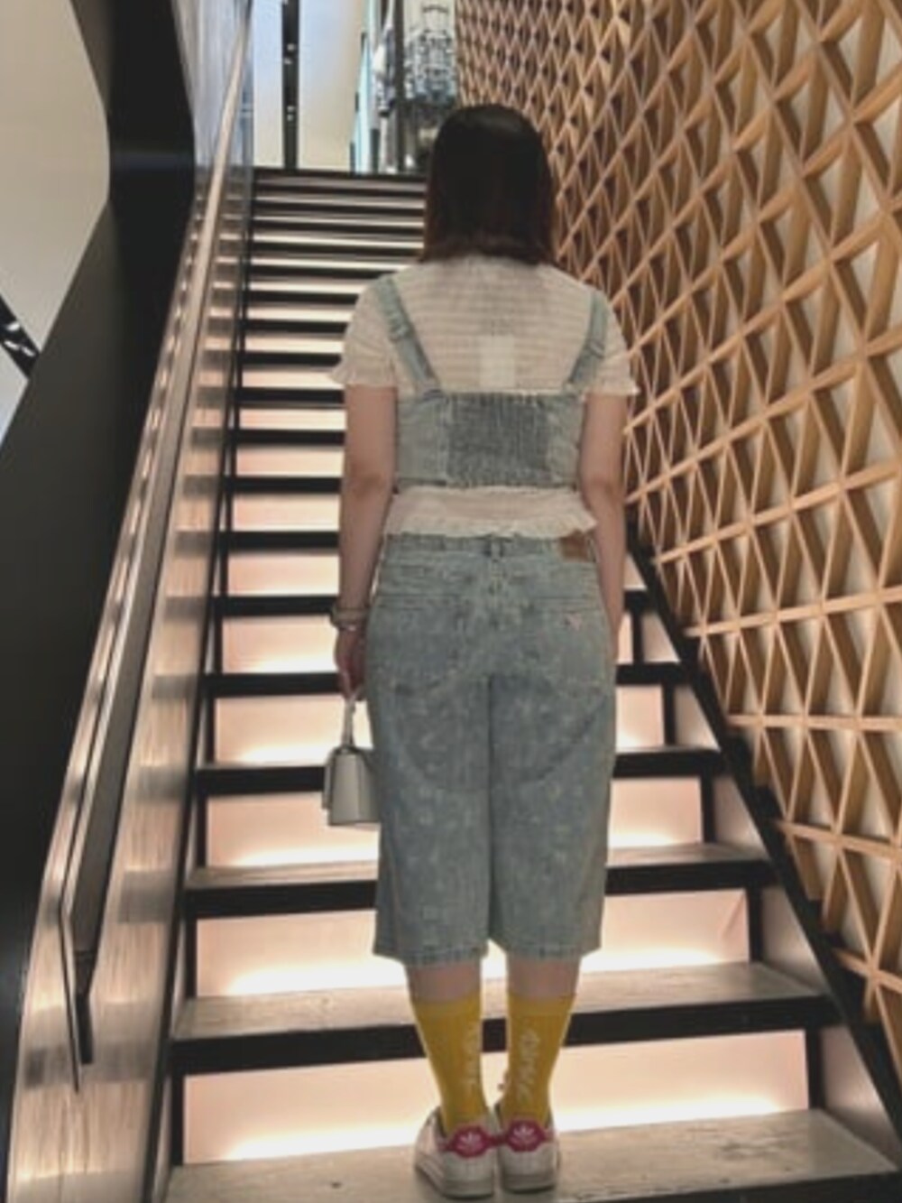 ホワイト系のショルダーバッグ、ホワイト系のTシャツ/カットソー、ブルー系のその他トップスを着用したレディースの夏コーディネートの2枚目の写真
