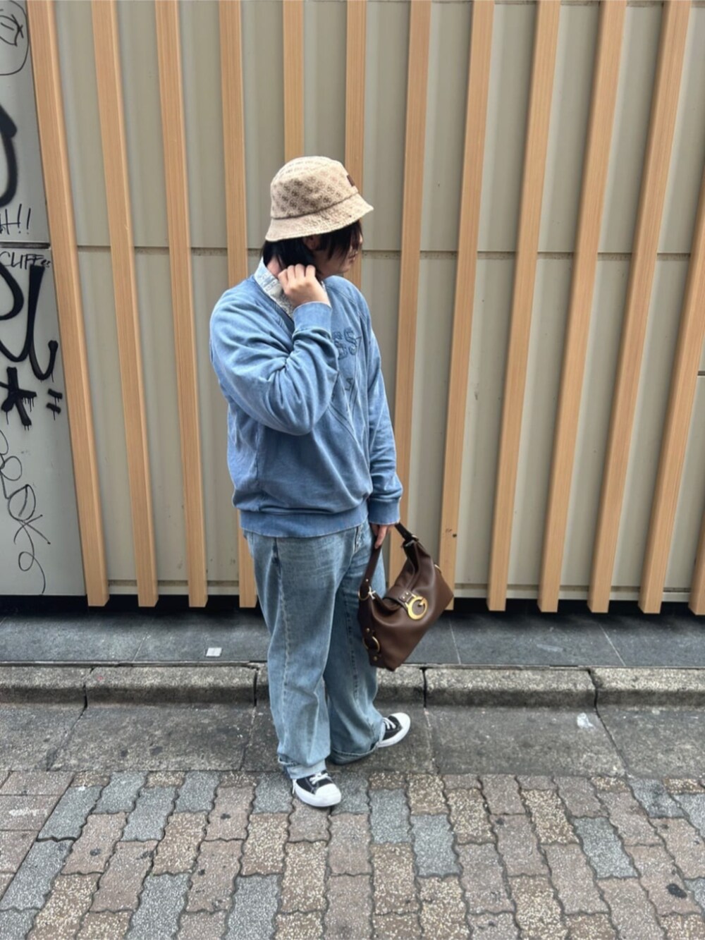 ブルー系のデニムパンツ、ブルー系のシャツ/ブラウス、ブルー系のスウェットを着用したメンズの秋コーディネートの3枚目の写真