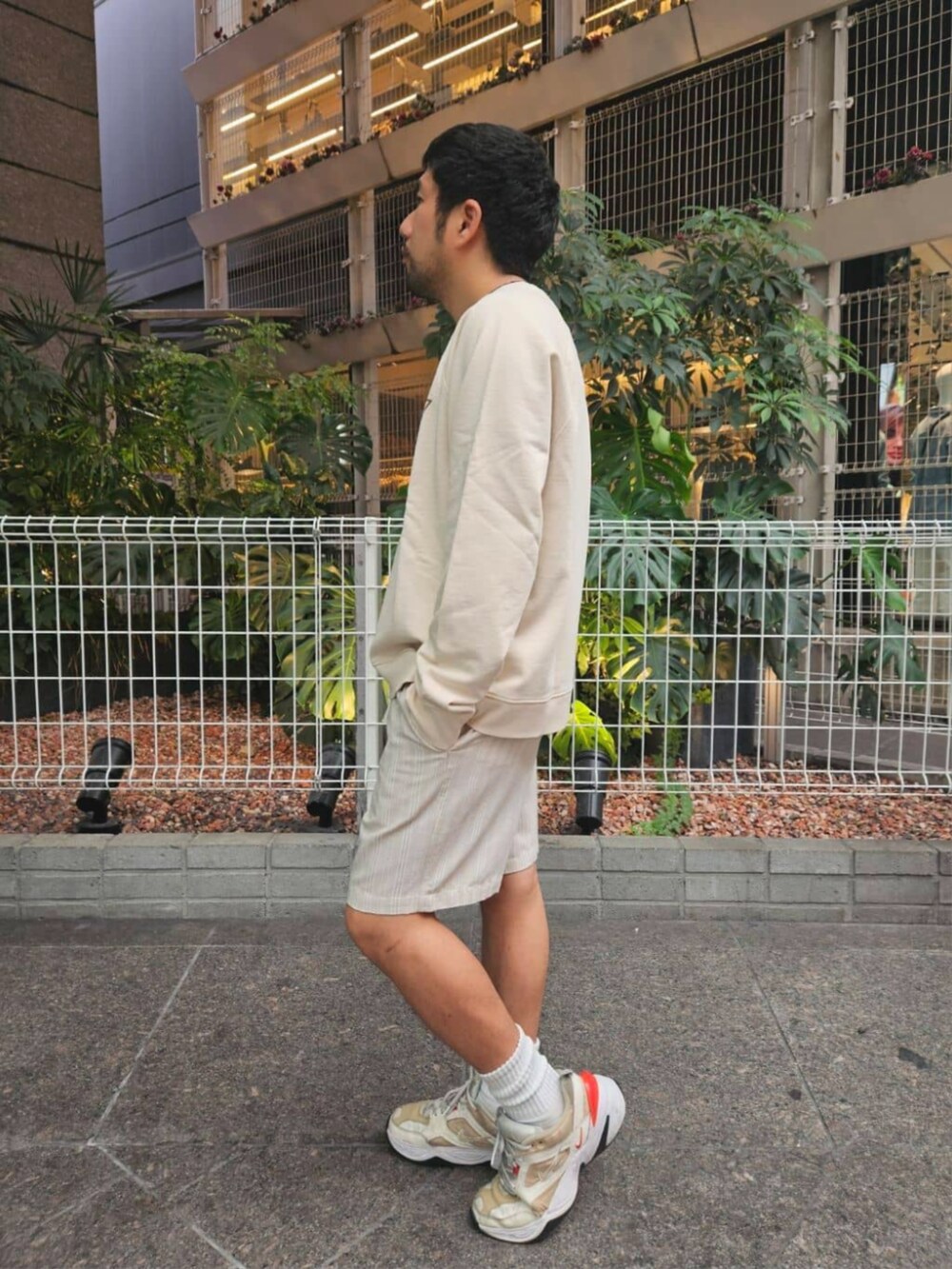 ベージュ系のその他パンツを着用したメンズの秋コーディネートの3枚目の写真