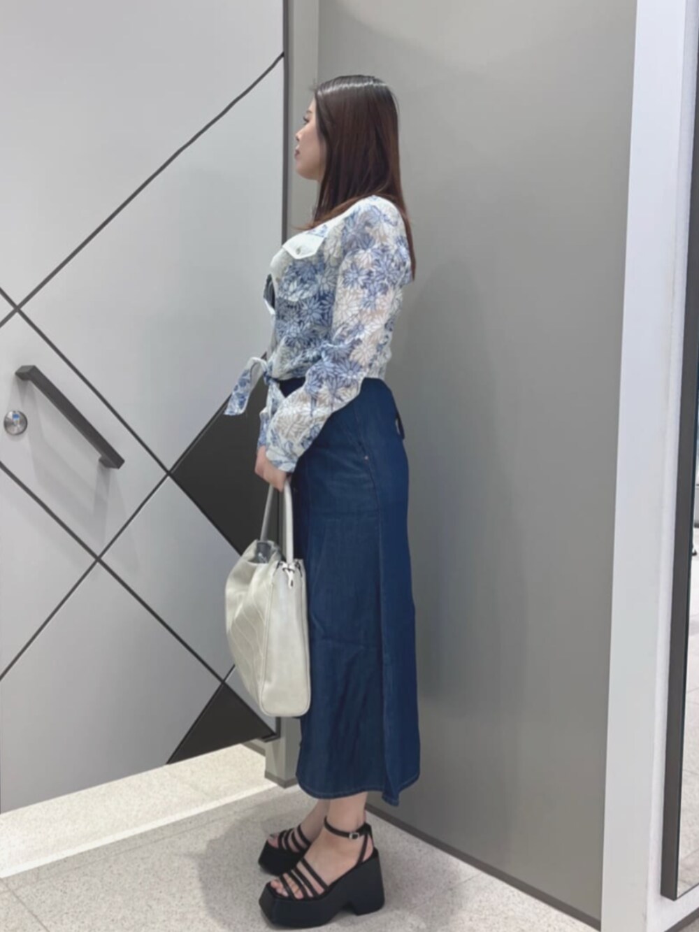 その他のシャツ/ブラウス、ブルー系のワンピース、ベージュ系のトートバッグを着用したレディースの夏コーディネートの3枚目の写真