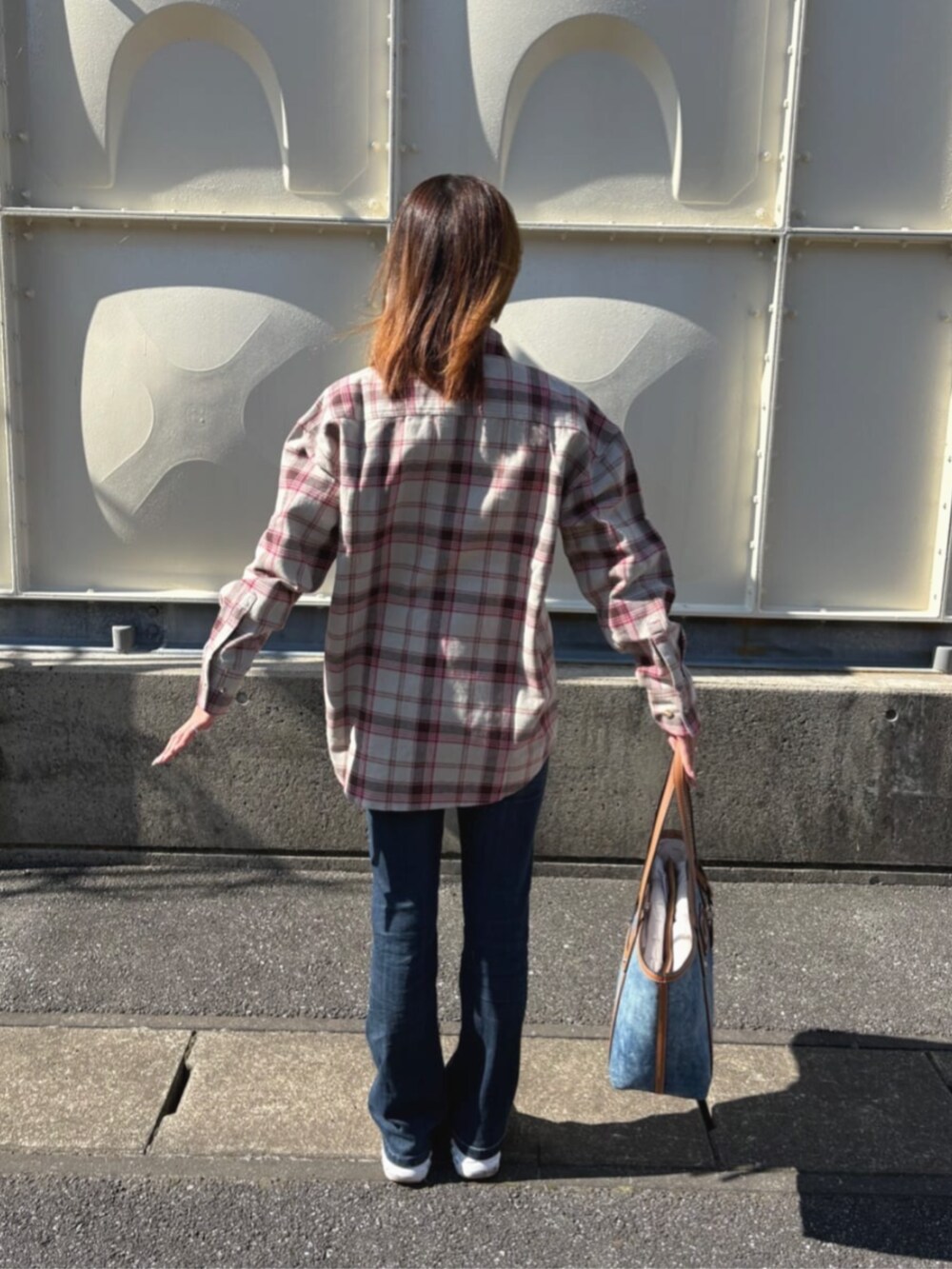 ブルー系のトートバッグ、ベージュ系のシャツ/ブラウスを着用したレディースの秋コーディネートの2枚目の写真