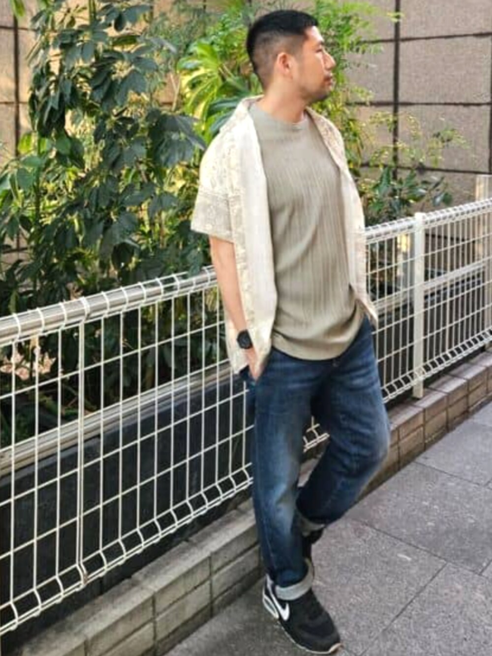 ブルー系のデニムパンツ、ベージュ系のシャツ/ブラウス、グリーン系のTシャツ/カットソーを着用したメンズの夏コーディネートの3枚目の写真