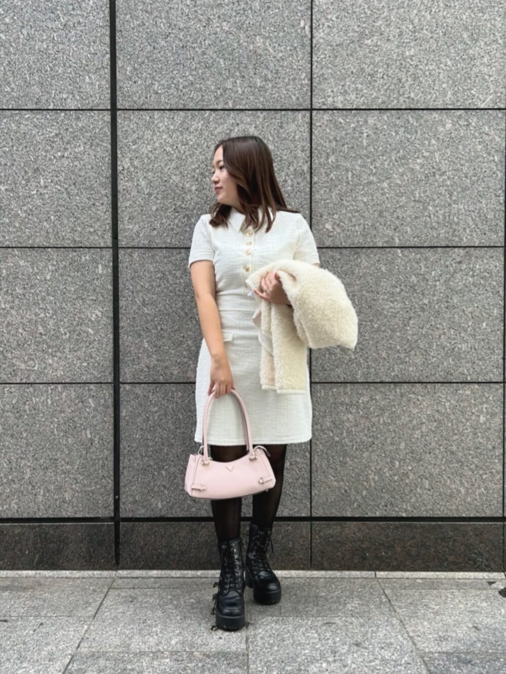 ホワイト系のワンピース、ホワイト系のノーカラージャケット、ピンク系のハンドバッグを着用したレディースの秋コーディネートの4枚目の写真