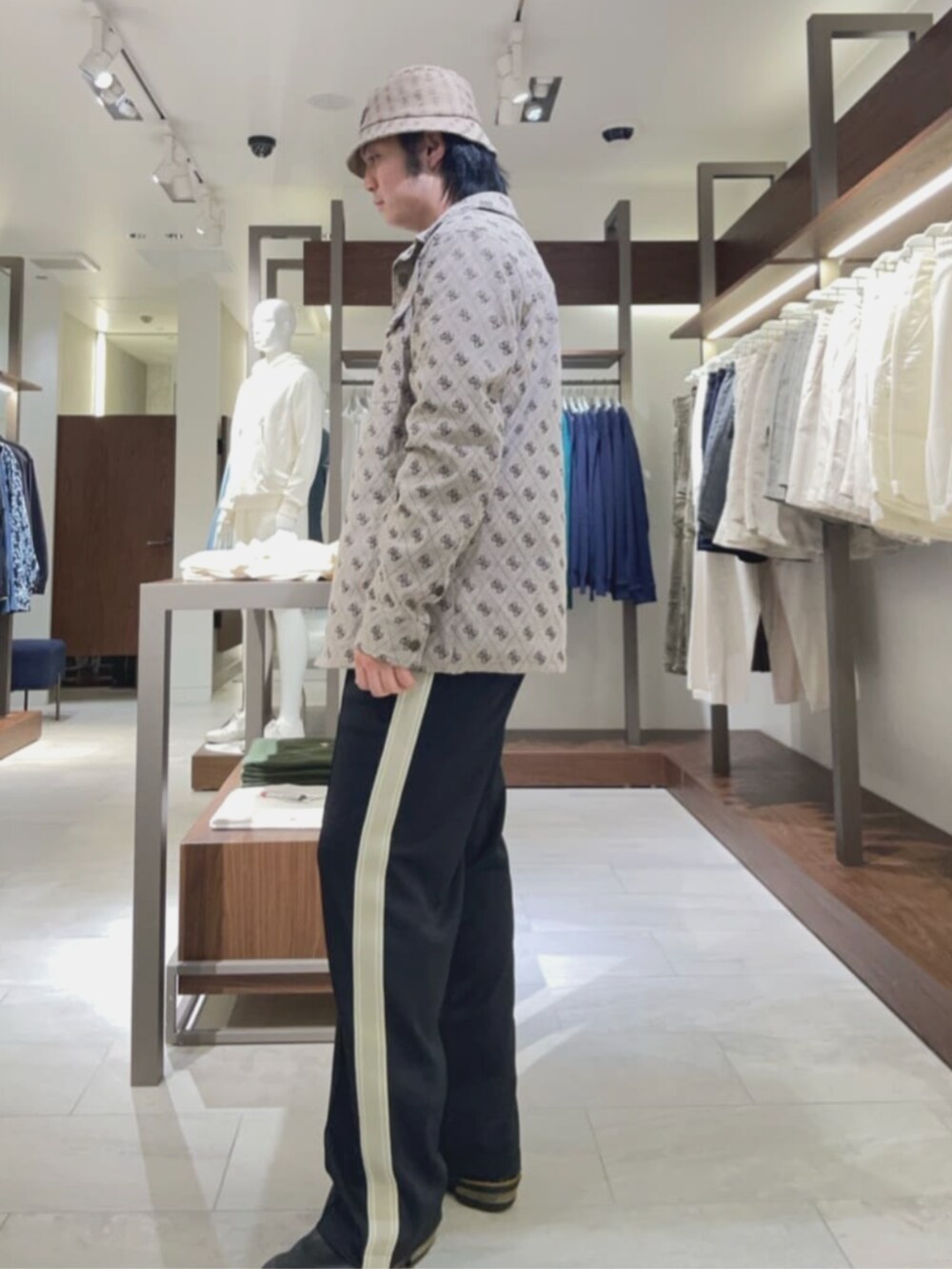 ベージュ系のシャツ/ブラウス、ブラック系のスウェットパンツ、ベージュ系のハットを着用したメンズの夏コーディネートの3枚目の写真