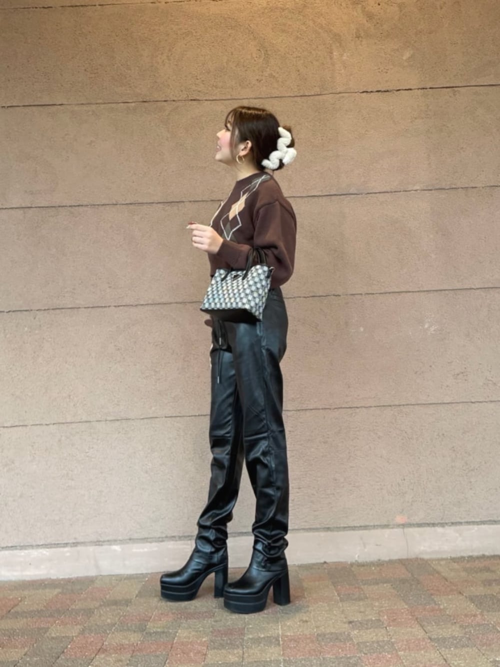 ブラック系のその他パンツ、ブラウン系のニット/セーター、ブラック系のショルダーバッグを着用したレディースの冬コーディネートの3枚目の写真