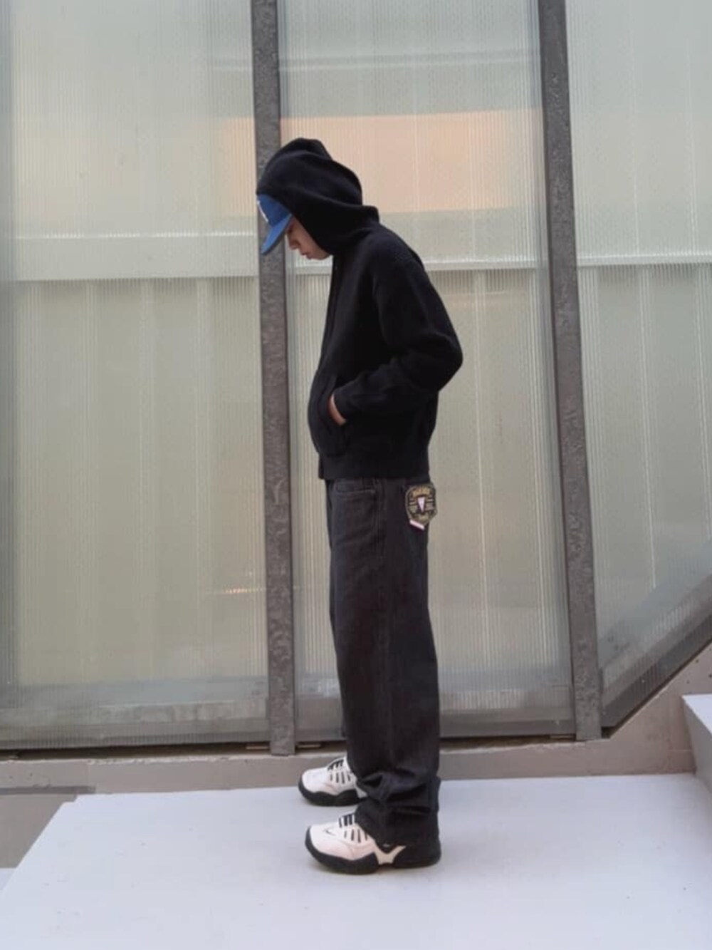 ブラック系のデニムパンツ、その他のボクサーパンツを着用したメンズの秋コーディネートの3枚目の写真