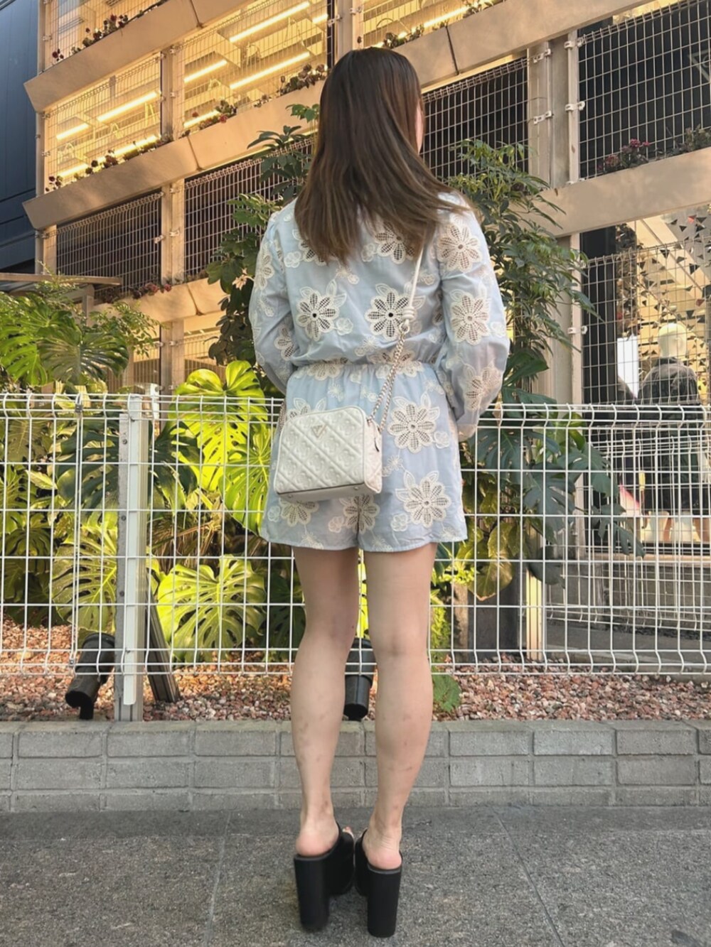ブルー系のつなぎ/オールインワン、ホワイト系のショルダーバッグを着用したレディースの夏コーディネートの2枚目の写真