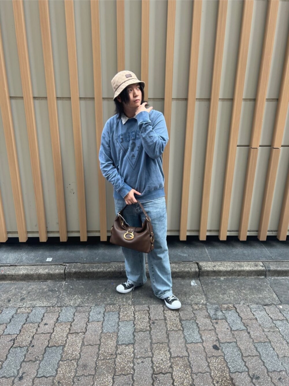 ブルー系のデニムパンツ、ブルー系のシャツ/ブラウス、ブルー系のスウェットを着用したメンズの秋コーディネートの4枚目の写真