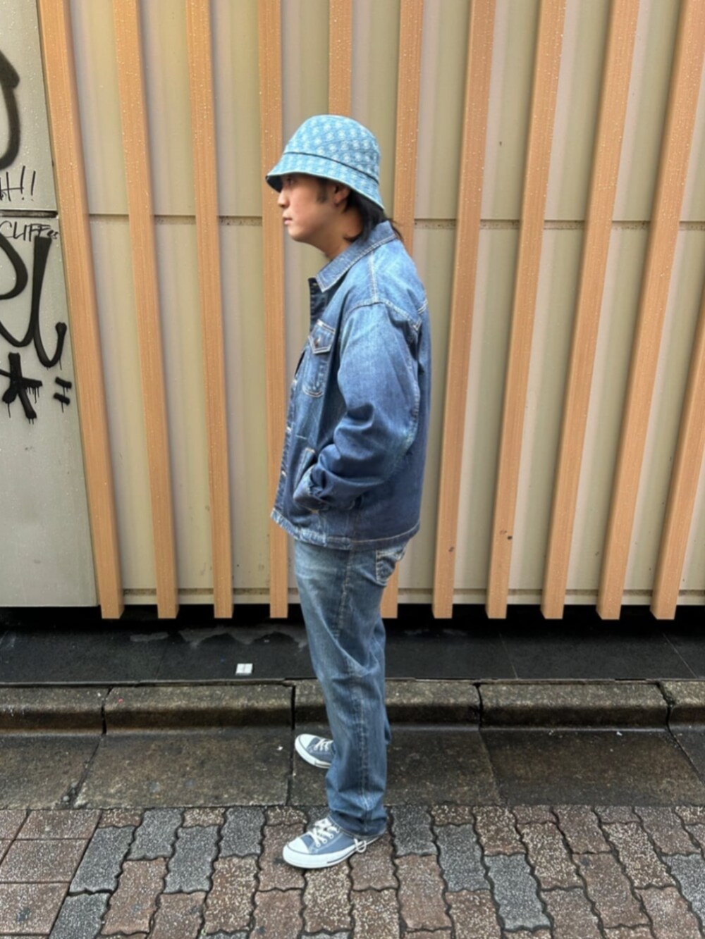 ブルー系のデニムパンツ、ブルー系のデニムジャケット、ブルー系のハットを着用したメンズの秋コーディネートの3枚目の写真