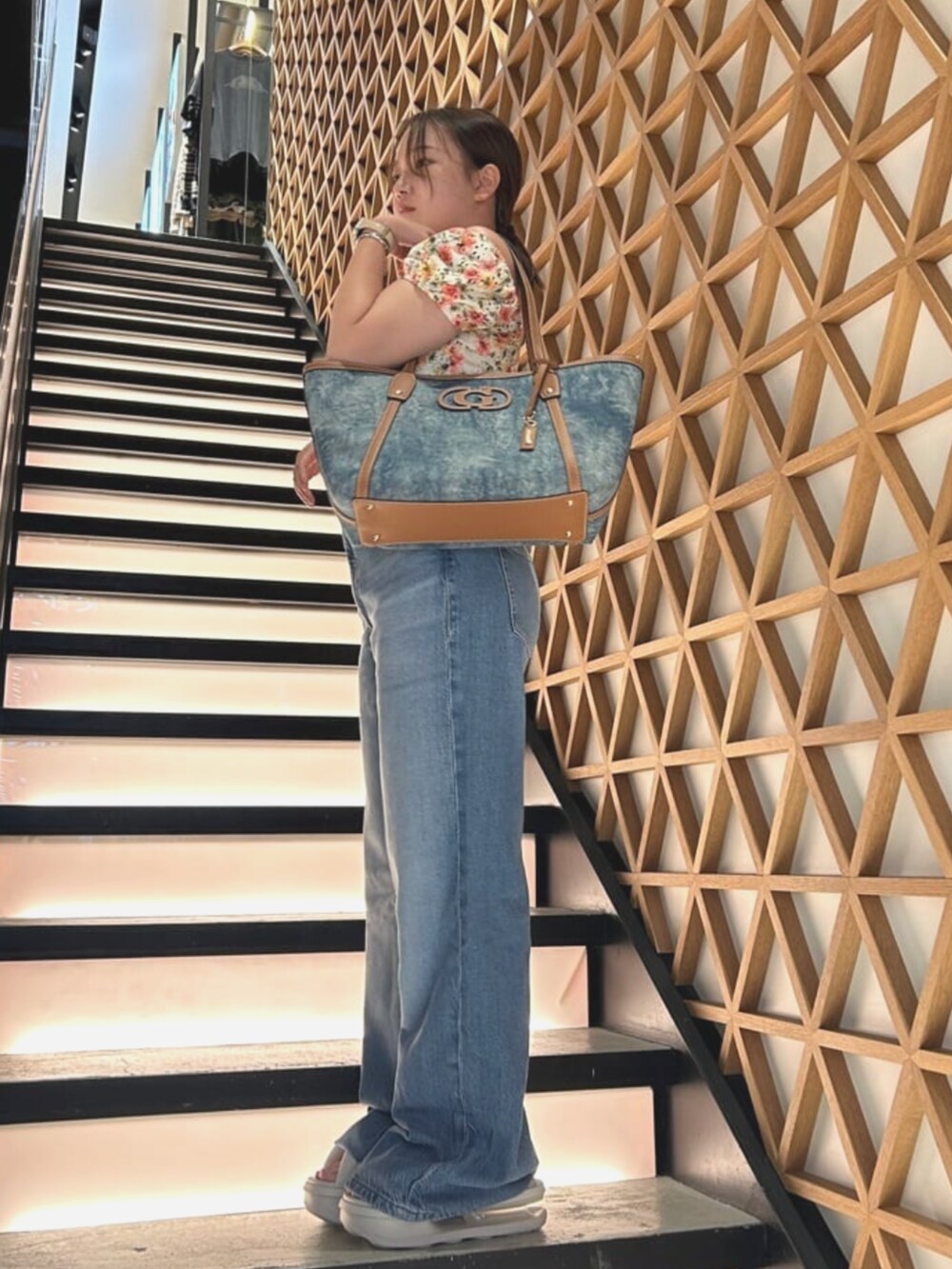 ブルー系のトートバッグ、その他のシャツ/ブラウス、ブルー系のデニムパンツを着用したレディースの夏コーディネートの3枚目の写真