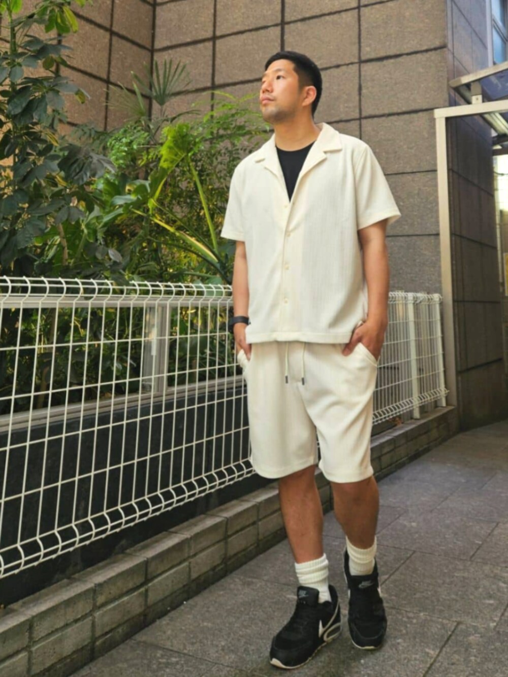 ベージュ系のシャツ/ブラウス、ベージュ系のその他パンツを着用したメンズの夏コーディネートの3枚目の写真