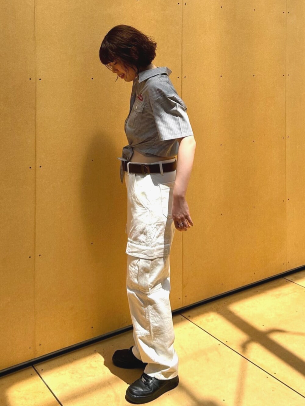 グレー系のシャツ/ブラウス、ホワイト系のカーゴパンツを着用したレディースの夏コーディネートの2枚目の写真