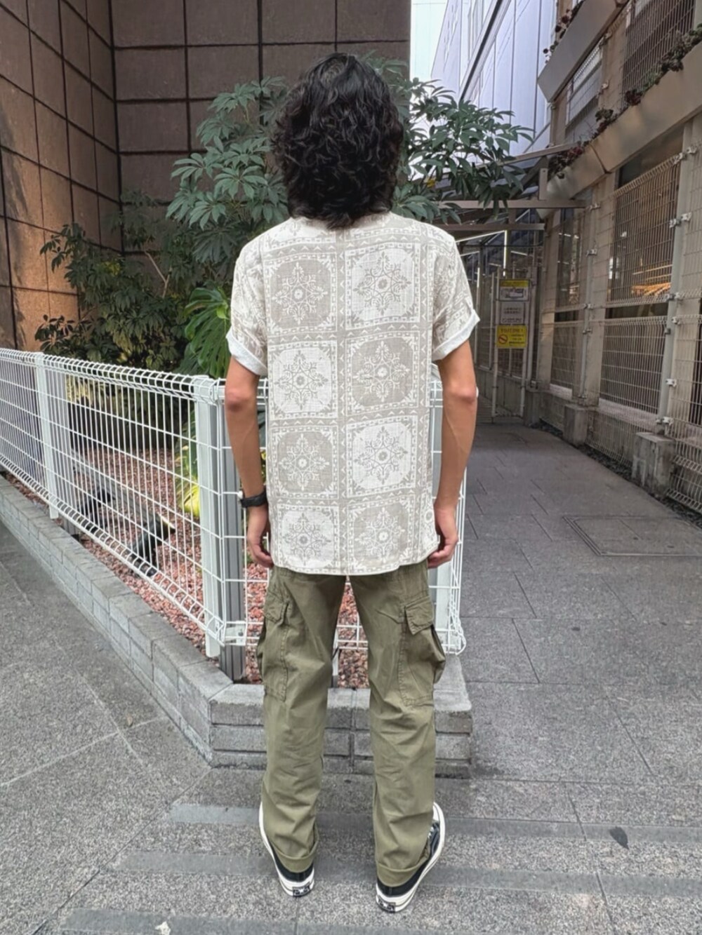 ベージュ系のシャツ/ブラウス、グリーン系のカーゴパンツを着用したメンズの夏コーディネートの2枚目の写真