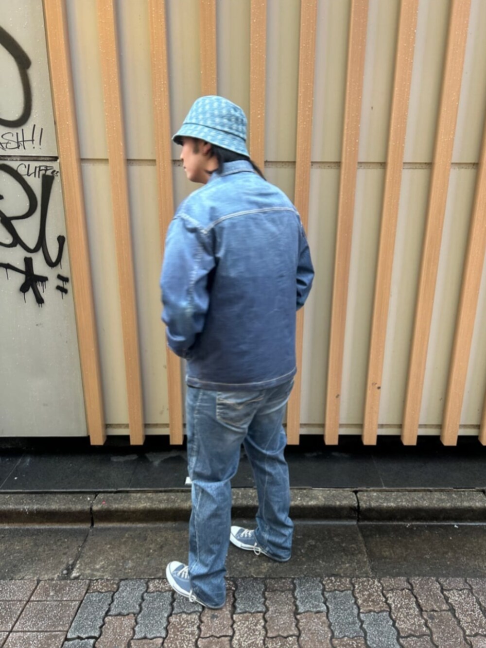 ブルー系のデニムパンツ、ブルー系のデニムジャケット、ブルー系のハットを着用したメンズの秋コーディネートの7枚目の写真