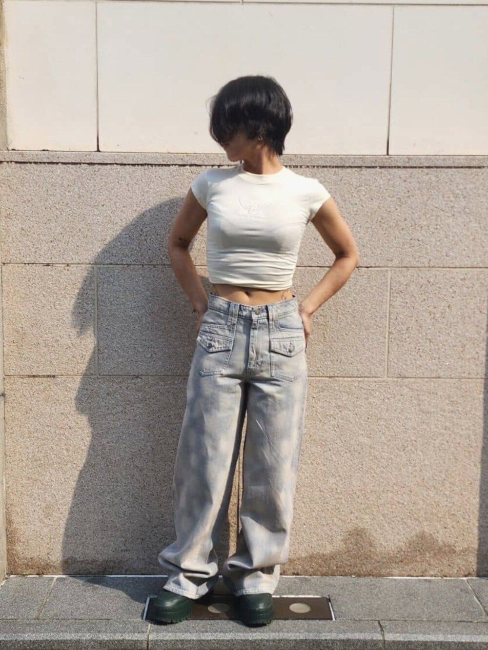 ホワイト系のTシャツ/カットソー、ブルー系のデニムパンツを着用したレディースの夏コーディネートの5枚目の写真