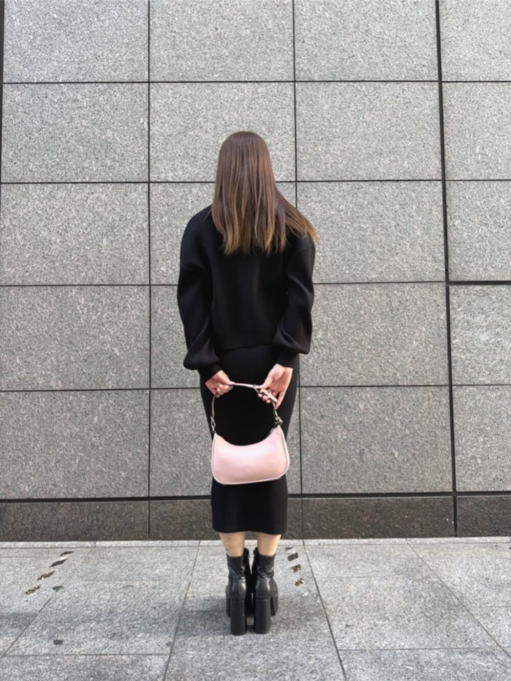 ピンク系のショルダーバッグ、ブラック系のワンピース、ブラック系のカーディガン/ボレロを着用したレディースの冬コーディネートの2枚目の写真