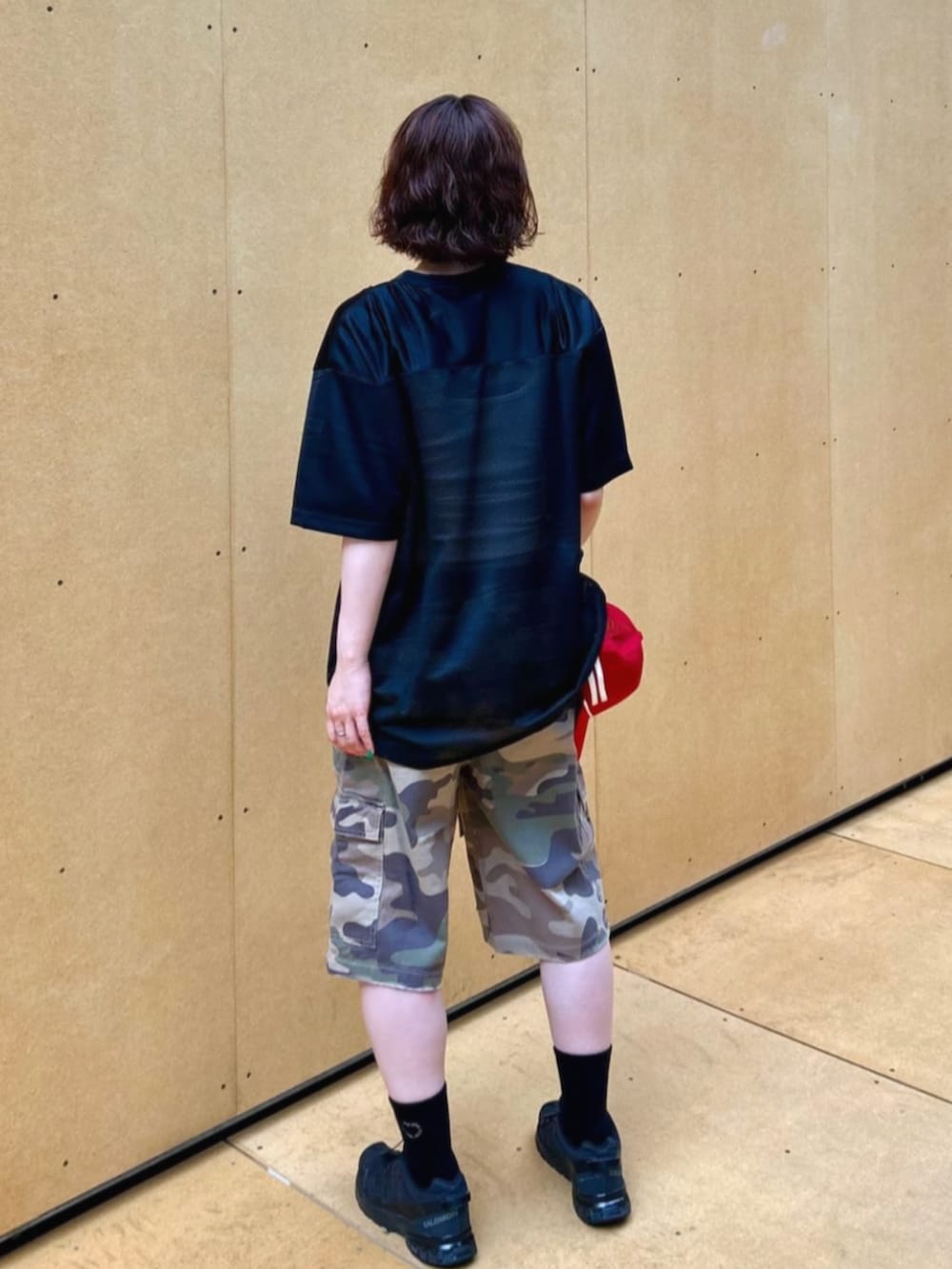 その他のカーゴパンツ、ブラック系のTシャツ/カットソー、オレンジ系のキャップを着用したレディースの夏コーディネートの2枚目の写真