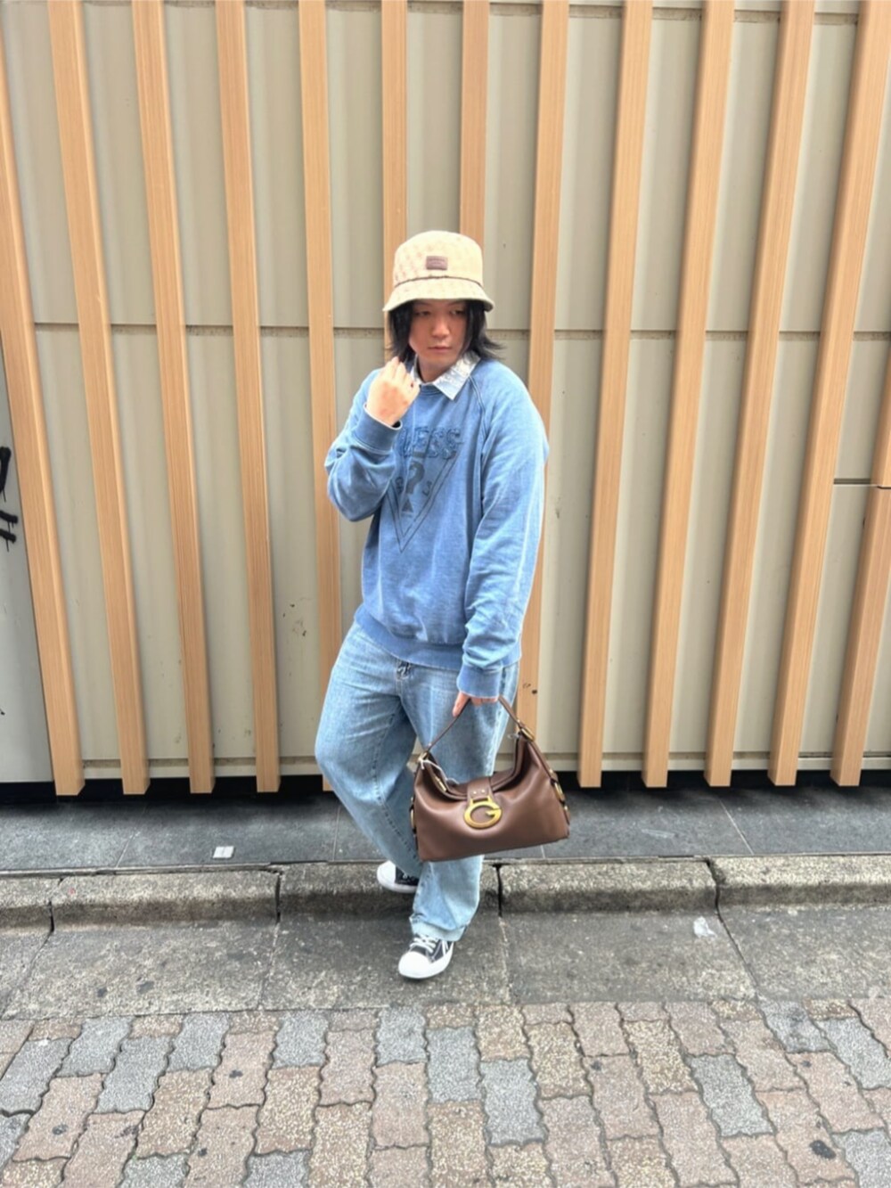 ブルー系のデニムパンツ、ブルー系のシャツ/ブラウス、ブルー系のスウェットを着用したメンズの秋コーディネートの5枚目の写真