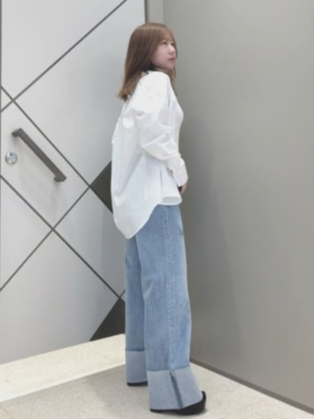 ブルー系のデニムパンツ、ホワイト系のタンクトップ、ホワイト系のシャツ/ブラウスを着用したレディースの夏コーディネートの3枚目の写真