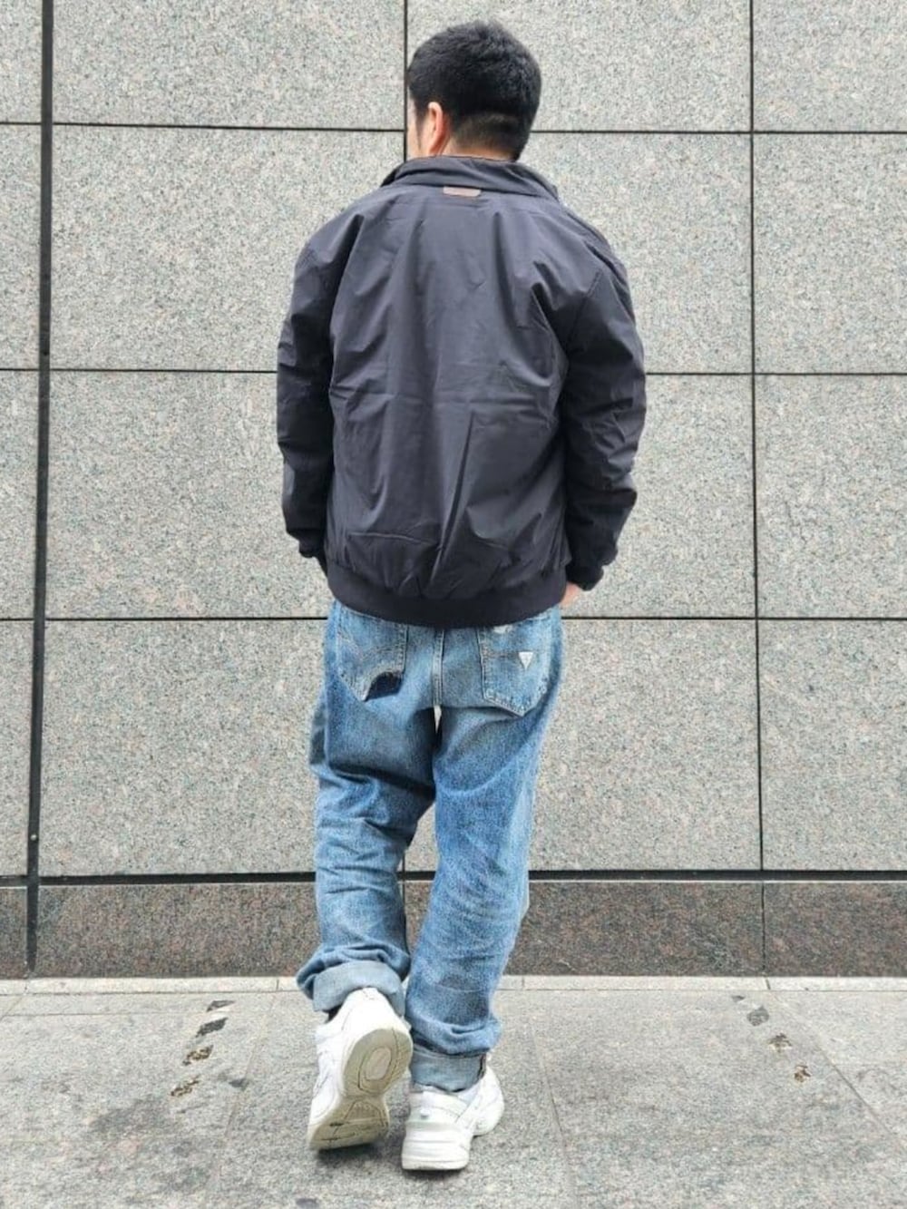 ブルー系のデニムパンツ、ブラック系のその他トップス、ブルー系のTシャツ/カットソーを着用したメンズの春コーディネートの2枚目の写真