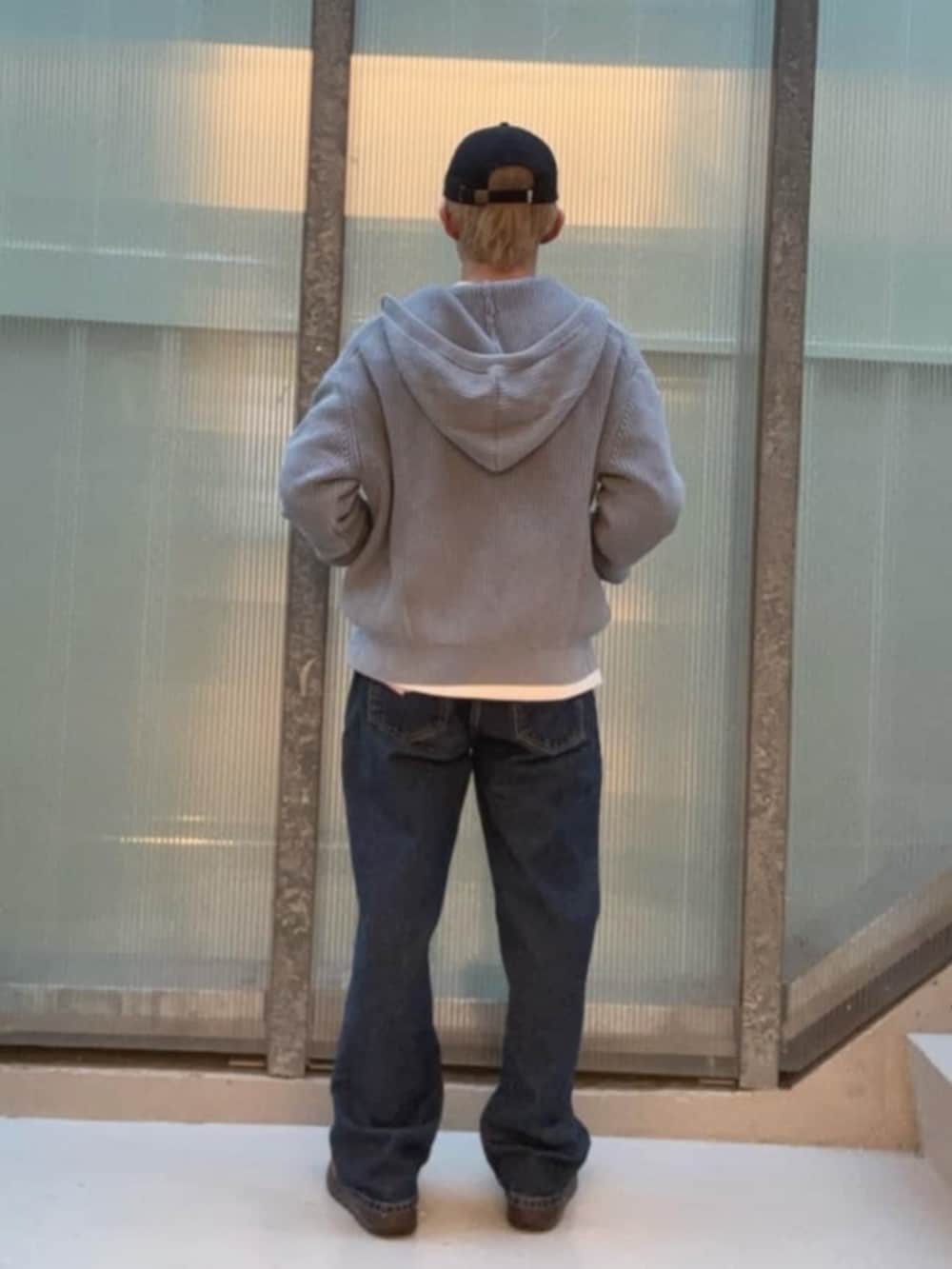 ホワイト系のスウェット、ブルー系のデニムパンツ、ブルー系のパーカーを着用したメンズの冬コーディネートの2枚目の写真