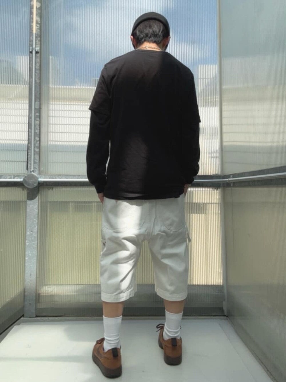 ブラック系のTシャツ/カットソー、ホワイト系のデニムパンツを着用したメンズの夏コーディネートの2枚目の写真