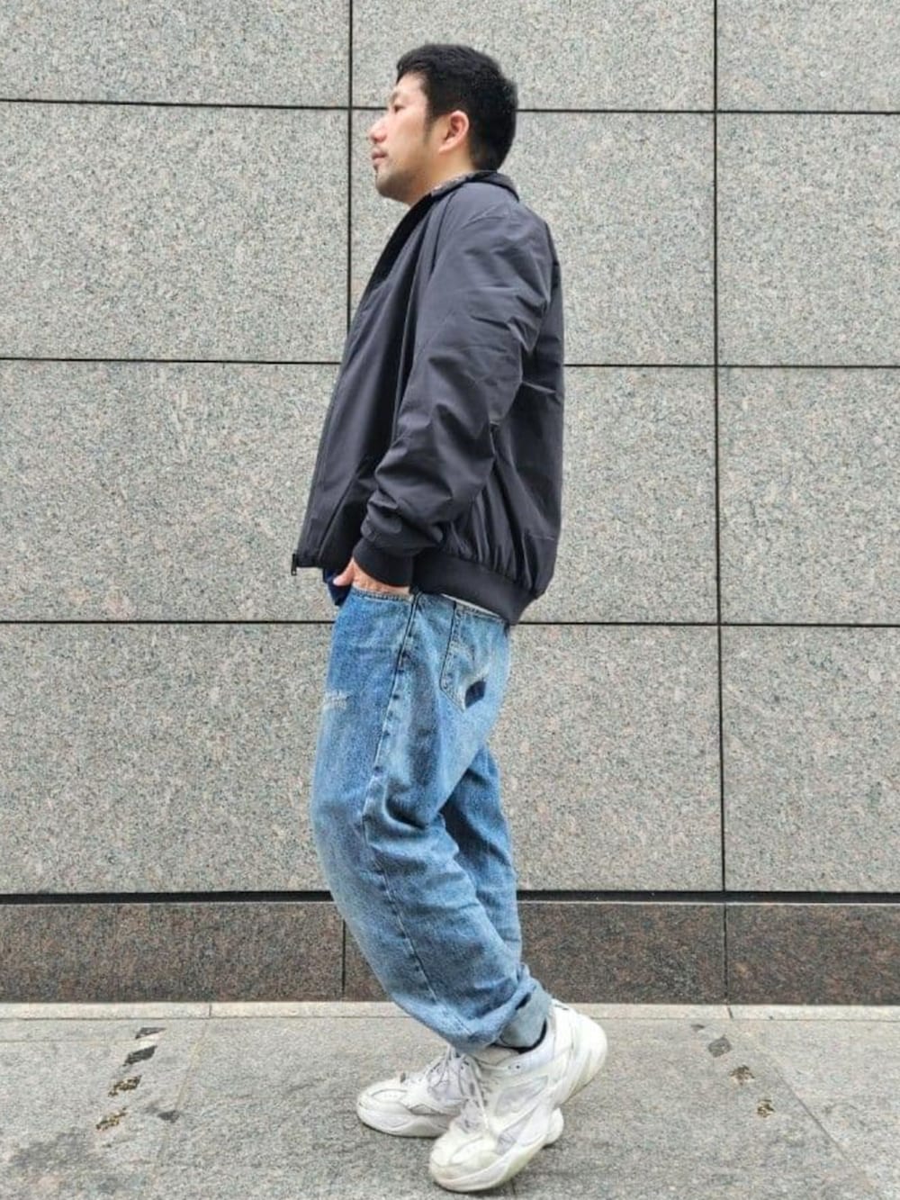 ブルー系のデニムパンツ、ブラック系のその他トップス、ブルー系のTシャツ/カットソーを着用したメンズの春コーディネートの3枚目の写真