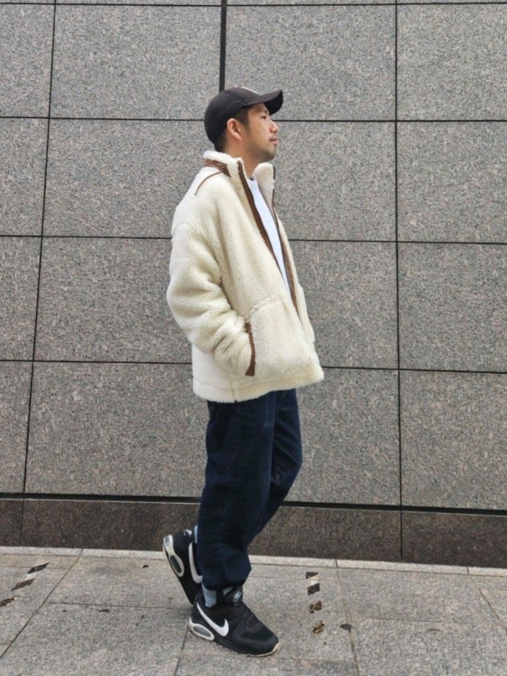 ブルー系のデニムパンツ、ホワイト系のその他アウターを着用したメンズの秋コーディネートの3枚目の写真