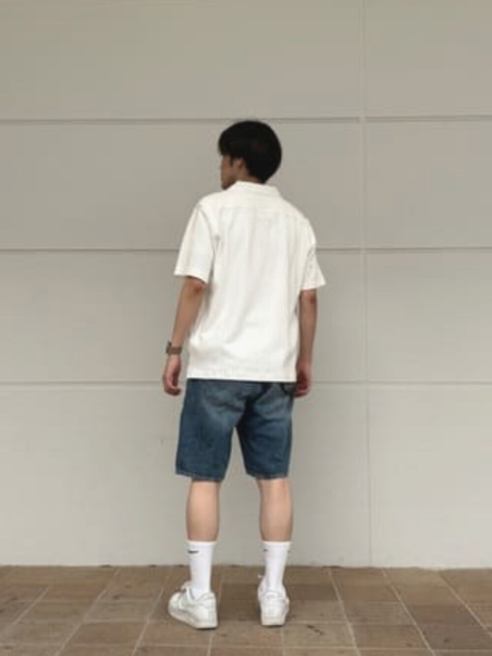 ホワイト系のシャツ/ブラウス、ブルー系のその他パンツを着用したメンズの夏コーディネートの2枚目の写真