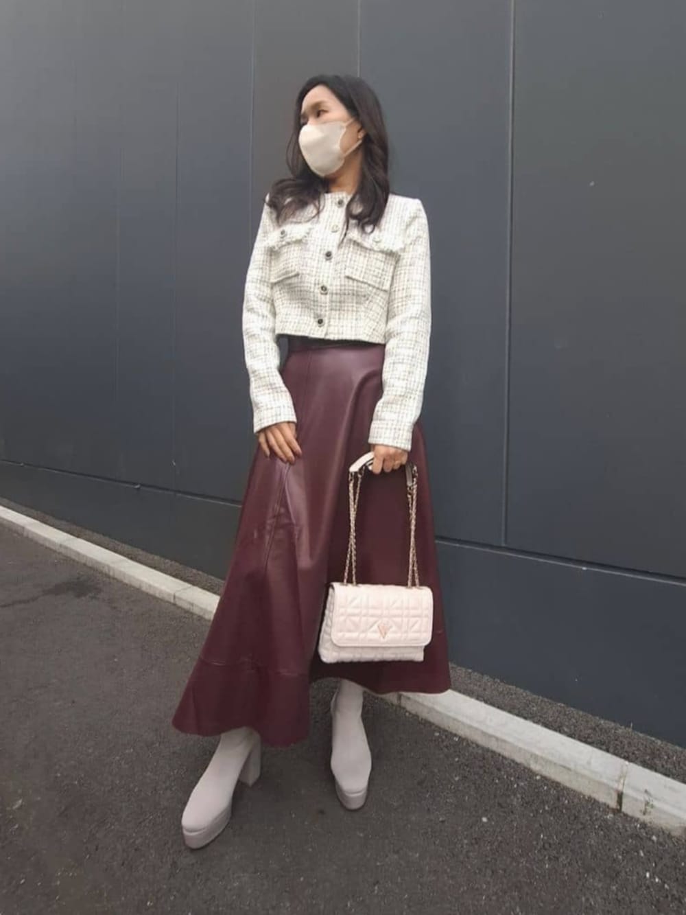 ホワイト系のショルダーバッグ、ホワイト系のその他アウターを着用したレディースの秋コーディネートの4枚目の写真