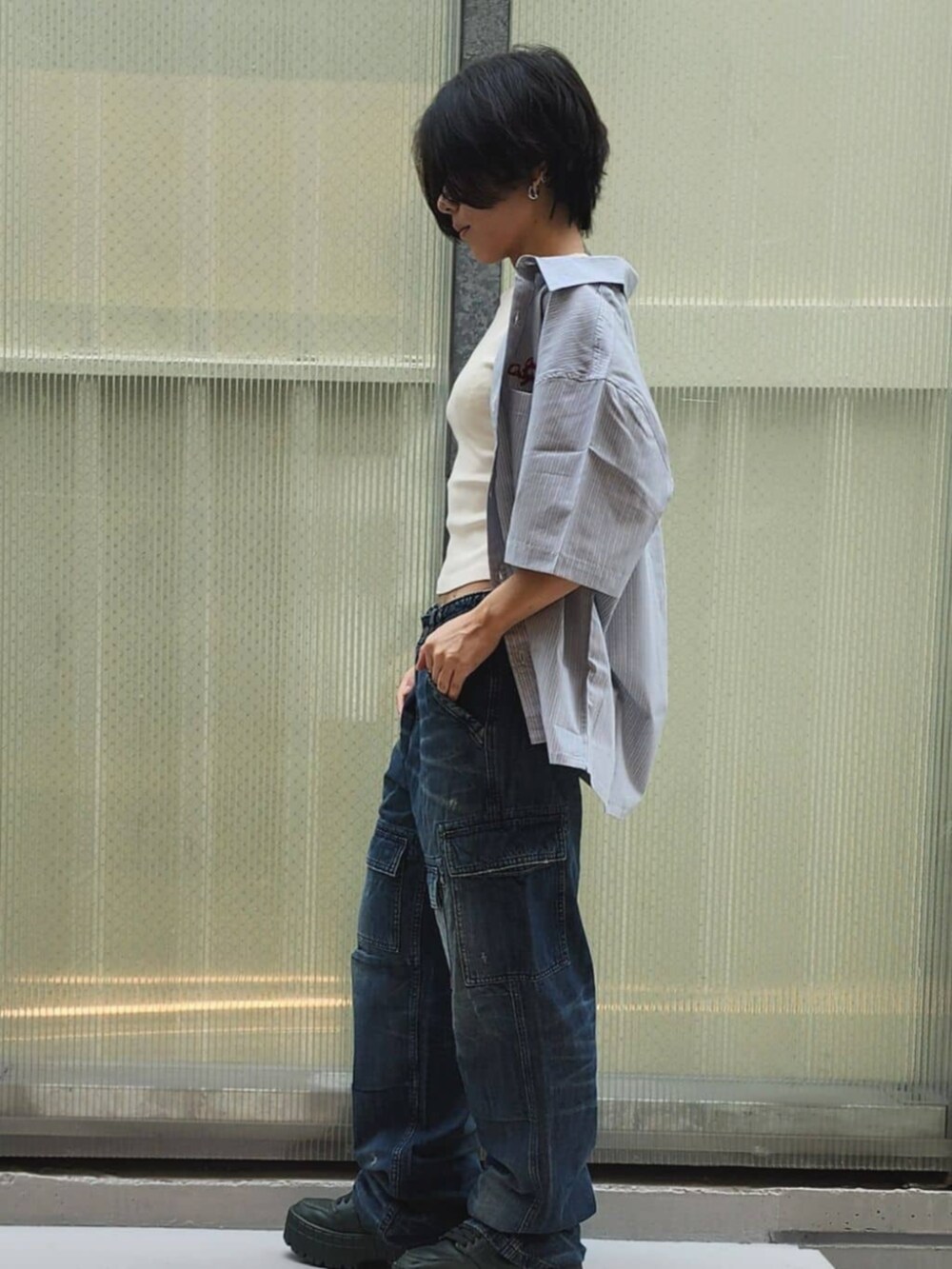 ホワイト系のTシャツ/カットソー、グレー系のシャツ/ブラウス、ブルー系のデニムパンツを着用したレディースの秋コーディネートの3枚目の写真