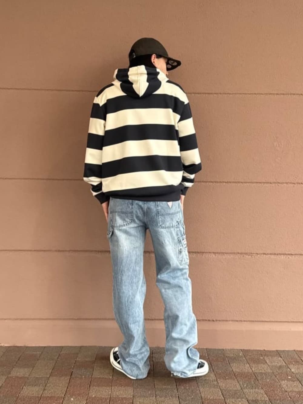 ブルー系のデニムパンツ、ブルー系のパーカーを着用したメンズの春コーディネートの2枚目の写真