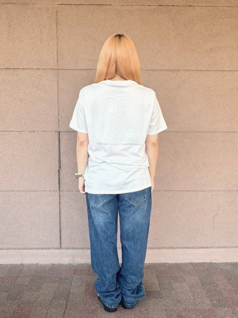 ブルー系のデニムパンツ、ホワイト系のTシャツ/カットソーを着用したレディースの夏コーディネートの2枚目の写真