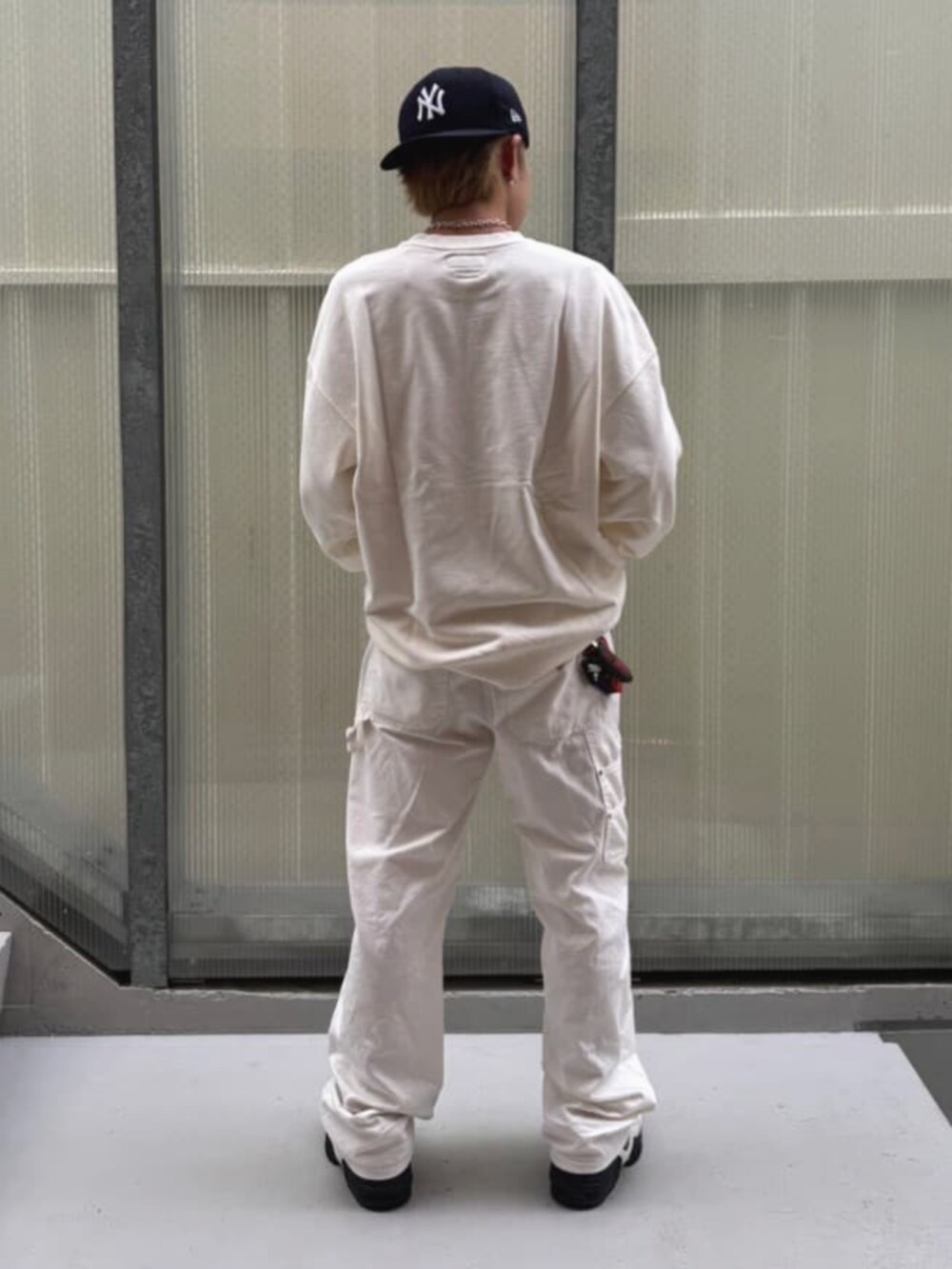 ホワイト系のスウェット、ホワイト系のカーゴパンツ、その他のボクサーパンツを着用したメンズの秋コーディネートの2枚目の写真