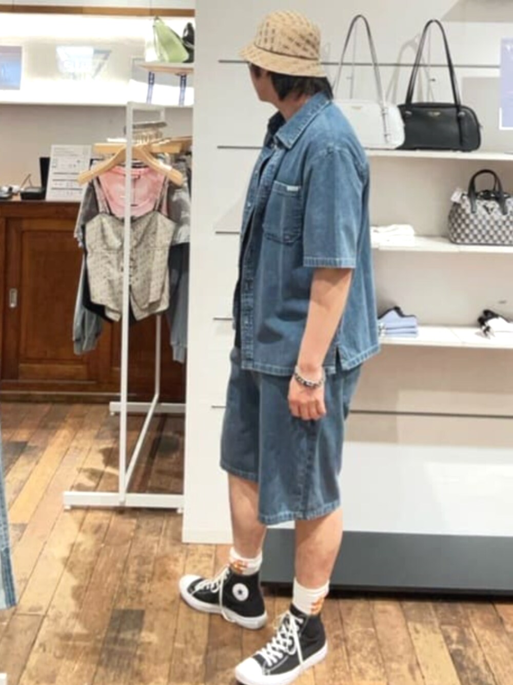 ブルー系のデニムパンツ、ブルー系のシャツ/ブラウス、ベージュ系のハットを着用したメンズの夏コーディネートの3枚目の写真