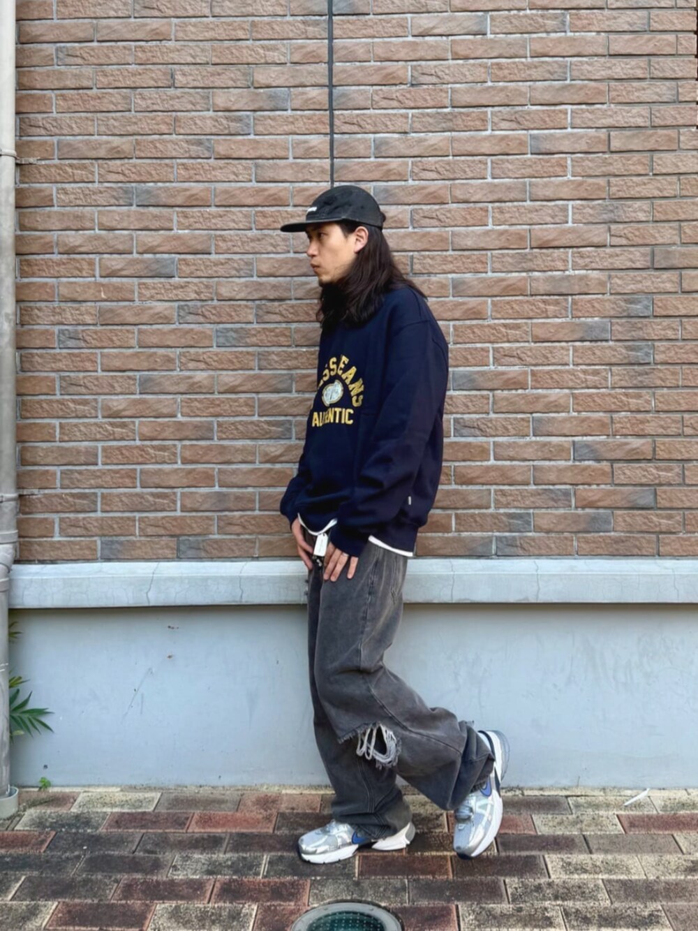 ブルー系のスウェットを着用したメンズの秋コーディネートの3枚目の写真