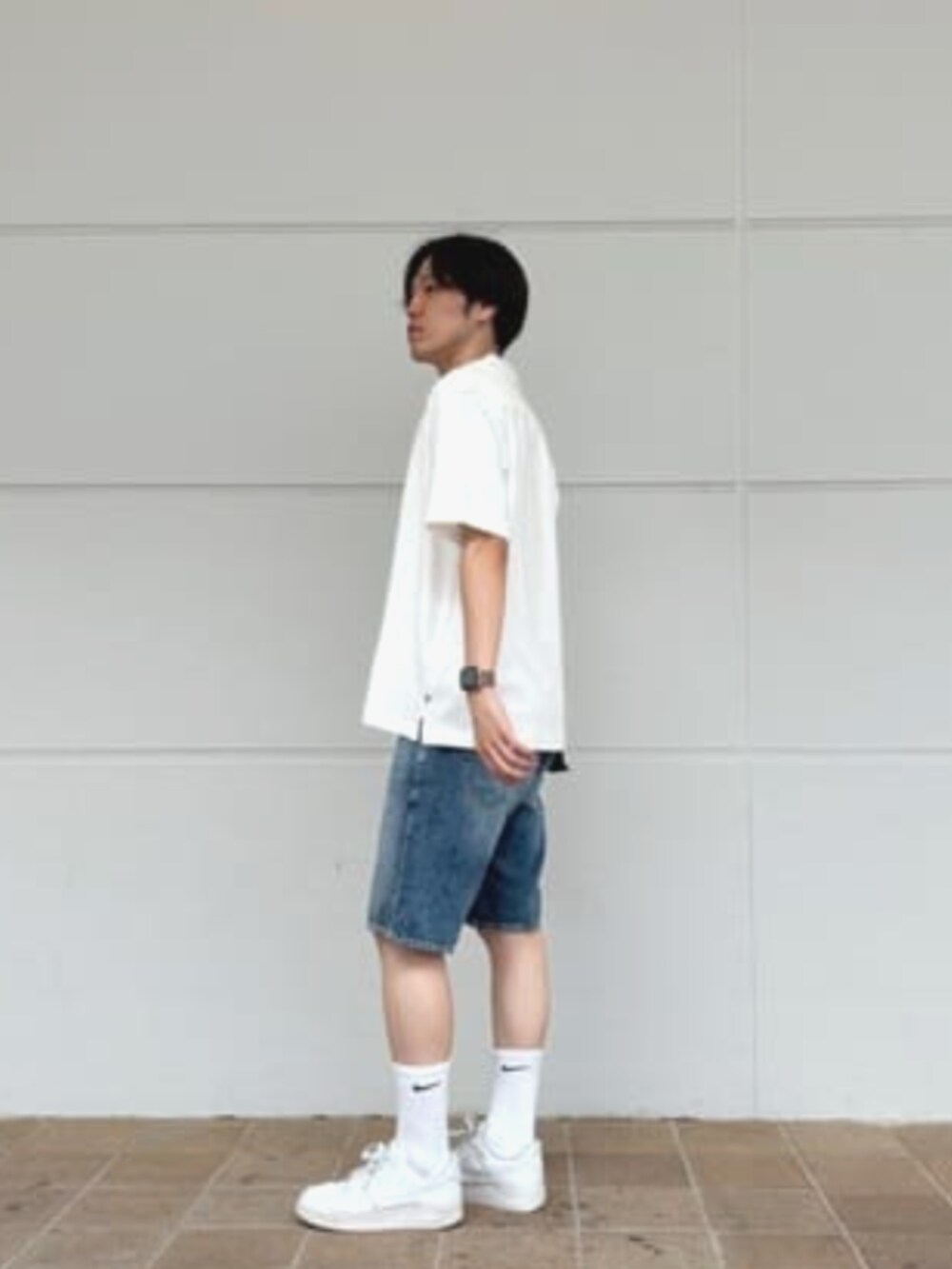 ホワイト系のシャツ/ブラウス、ブルー系のその他パンツを着用したメンズの夏コーディネートの3枚目の写真