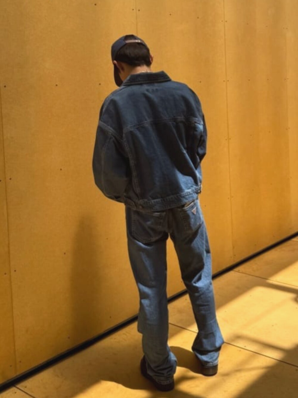 ブルー系のデニムジャケット、ブラック系のTシャツ/カットソー、ブルー系のデニムパンツを着用したメンズの夏コーディネートの2枚目の写真