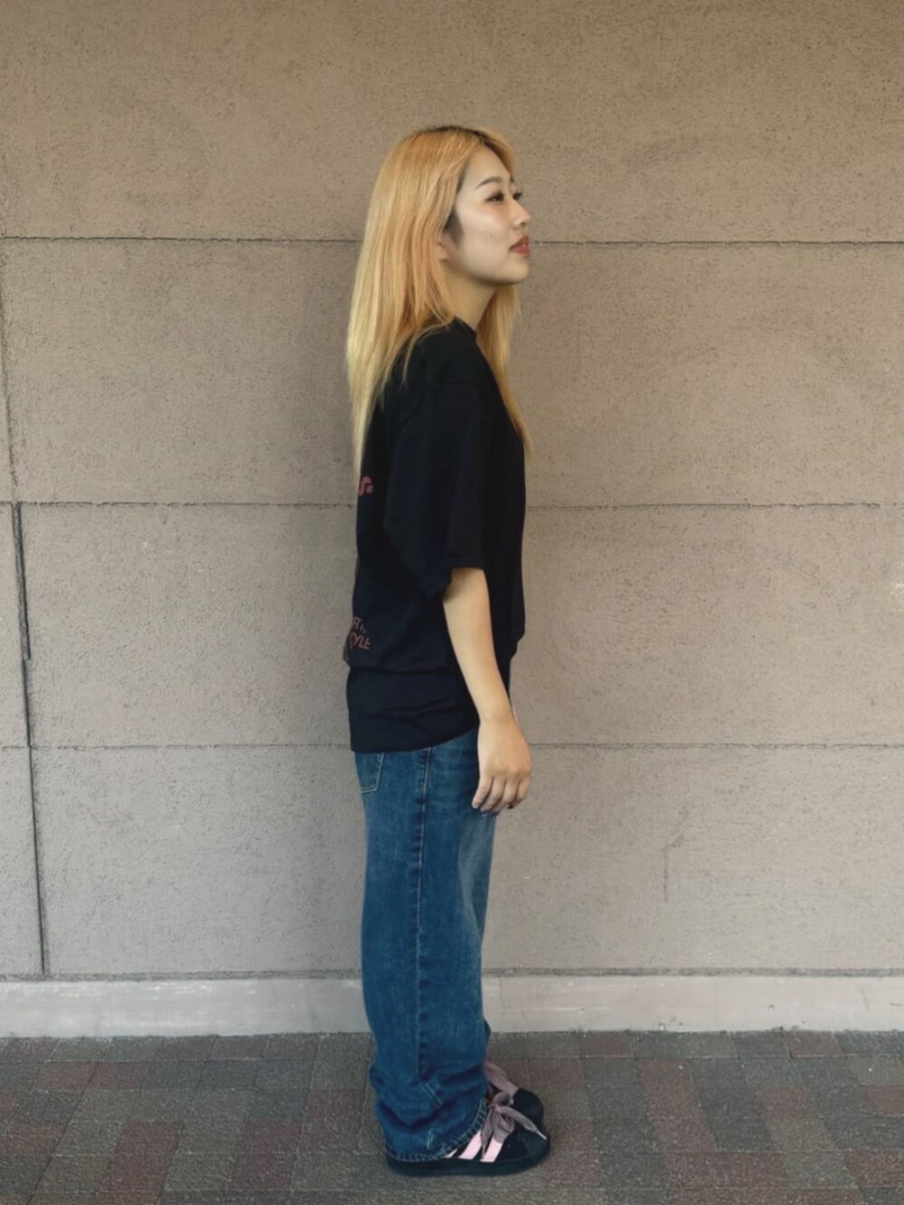 ブルー系のデニムパンツ、ブラック系のTシャツ/カットソーを着用したレディースの夏コーディネートの3枚目の写真