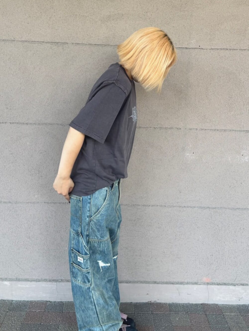 ブラック系のTシャツ/カットソー、ブルー系のデニムパンツを着用したレディースの夏コーディネートの3枚目の写真